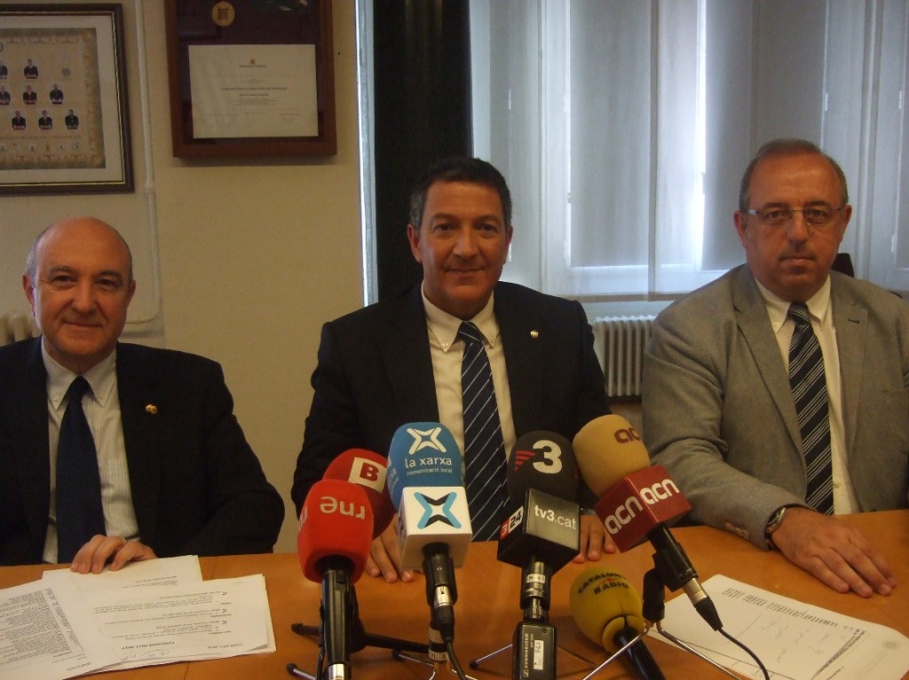 Imagen de la Rueda de Prensa celebrada hoy con (de izquierda a derecha): Miquel Rodríguez Zamora, presidente Comissión Turno de Oficio del Consell; Miquel Sàmper, presidente Consell Advocacia Catalana y Antoni Molas, presidente Comissión Comunicación del Consell. Fuente: CICAC