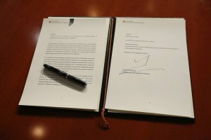 Decreto 129/2014 firmado por el President Artur Mas. Fotografia de sus cuentas oficiales en las redes sociales.