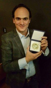 Yassine Younsi con el galardón del Premio Nobel de la Paz 2015.