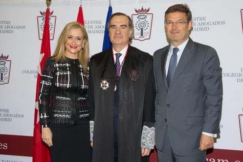 2 El nuevo decano, José María Alonso, junto a Cristina Cifuentes y Rafael Catalá