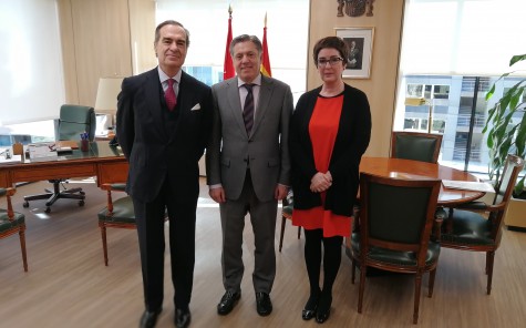 1.De izquierda a derecha, José María Alonso, Eduardo de Porres y Begoña Castro en la sede de la Audiencia Provincial de Madrid.