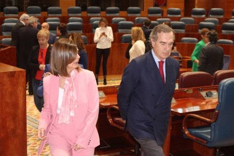 Paloma Andrade y José María Alonso en el hemiciclo de la Asamblea de Madrid