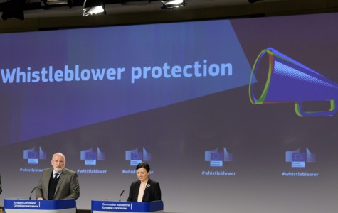 Timmermans junto a la comisaria de Justicia, Vĕra Jourová, durante la presentación de la Directiva sobre whistleblowers.
