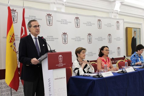 1. José María Alonso interviene en presencia de Victoria Ortega, Yolanda Ibarrola y Begoña Castro