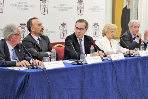 1. Vista de la mesa redonda con los ponentes Ramón Rodríguez Arribas, Manuel Marchena, José María Alonso, Soledad Becerril y Antonio Garrigues