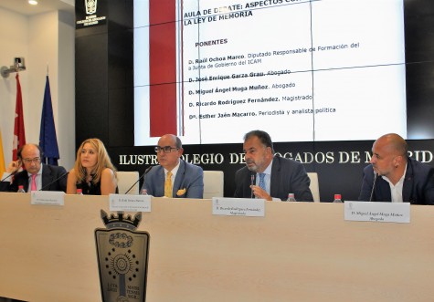 De izquierda a derecha_Enrique Garza, Esther Jaén, Raúl Ochoa, Ricardo Rodríguez y Miguel Ángel Muga durante su intervención en el Aula de Debate del ICAM.