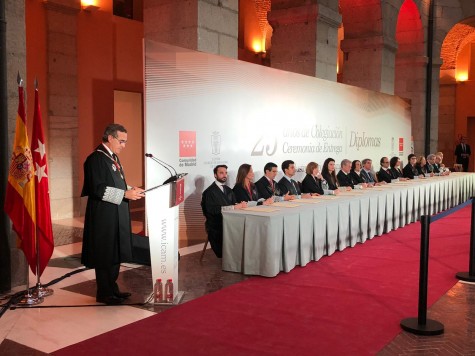 El decano Jose╠ü Mari╠üa Alonso interviene en la ceremonia de enrega de diplomas a los abogados con 25 an╠âos de colegiacio╠ün en el ICAM